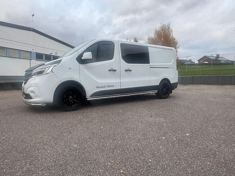 Vit Begagnad 2020 Renault Trafic Minibuss | 319 000 kr (Lite dyr) - Bild 1/4