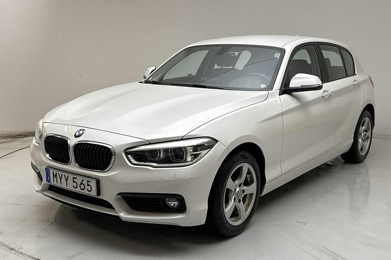 Vit Begagnad 2017 BMW 118 Advantage Halvkombi | 142 000 kr (Bra pris) - Bild 1/4