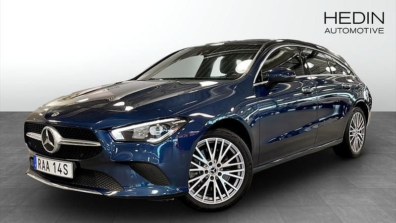 Blå (blue) Begagnad 2022 Mercedes CLA250e Sedan | 319 900 kr (Marknadspris) - Bild 1/4