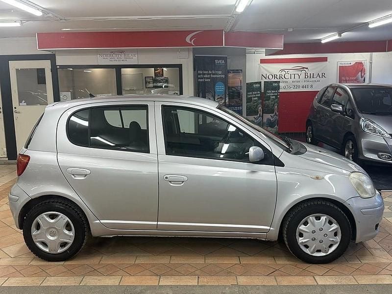 Begagnad Toyota Yaris 65 HK (47 kW) 2005 Silver Halvkombi