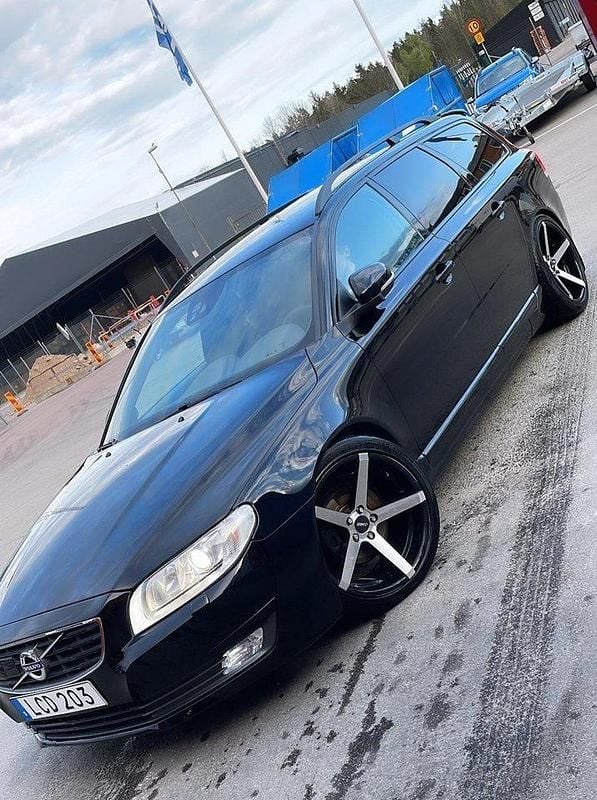 Svart Begagnad 2016 Volvo V70 Momentum Kombi | 60 000 kr (Marknadspris) - Bild 1/4