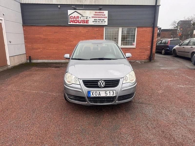 Begagnad VW Polo Comfortline 75 HK (55 kW) 2006 Silver Halvkombi