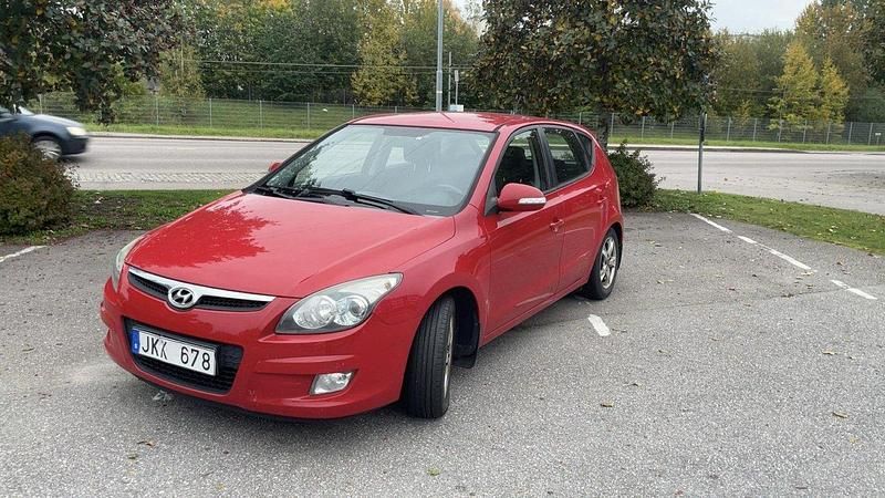 Röd Begagnad 2009 Hyundai i30 Halvkombi | 35 000 kr (Marknadspris) - Bild 1/4