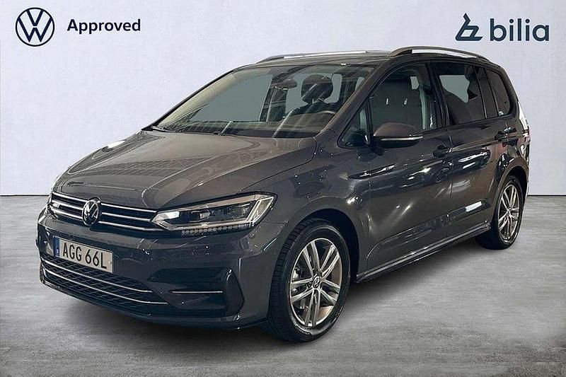 Mörkgrå (grå) Begagnad 2025 VW Touran R-line Minibuss | 389 000 kr (Marknadspris) - Bild 1/4