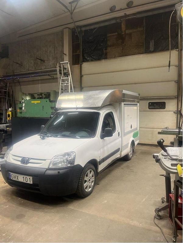 Vit Begagnad 2008 Peugeot Partner Minibuss | 32 000 kr (Marknadspris) - Bild 1/4