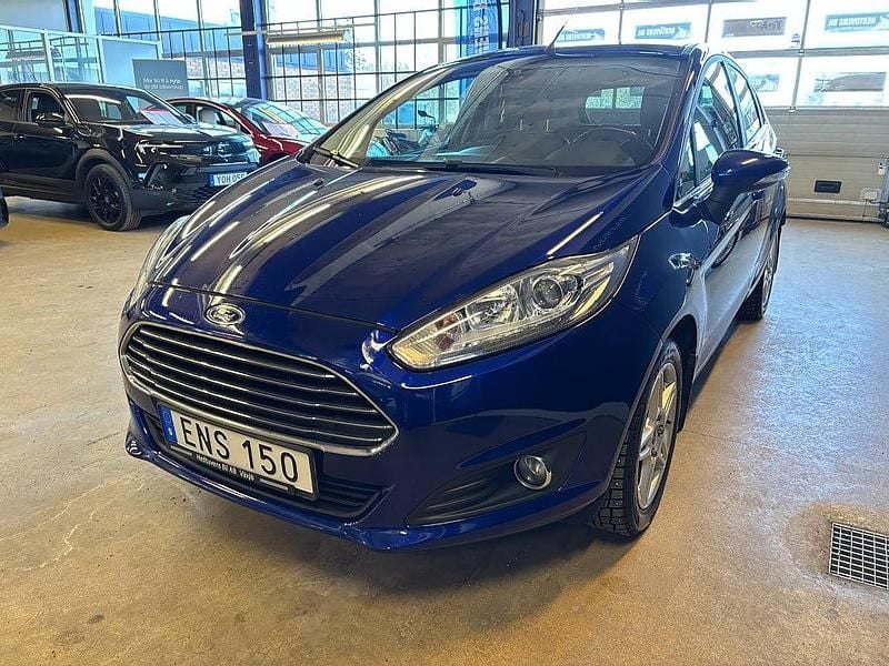 Begagnad Ford Fiesta Titanium 80 HK (58 kW) 2015 Blå Halvkombi