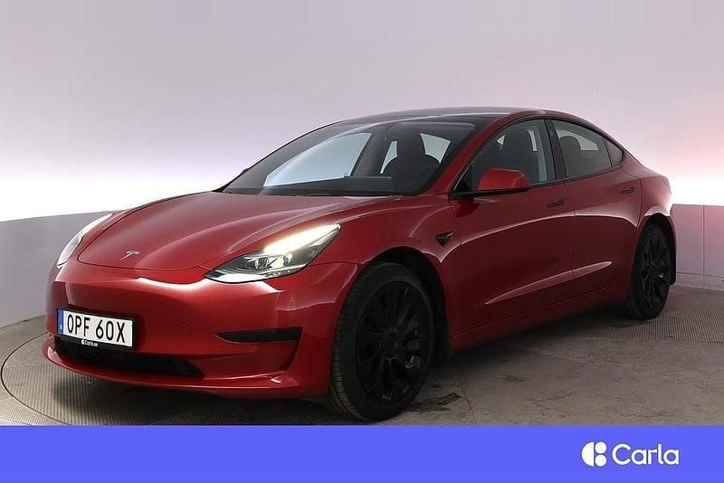 Röd Begagnad 2023 Tesla Model 3 Standard Range Sedan | 324 900 kr (Bra pris) - Bild 1/4