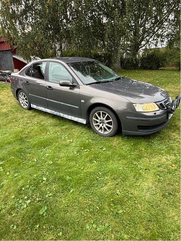 Brun Begagnad 2005 Saab 9-3 Sedan | 10 000 kr (Superpris) - Bild 1/4