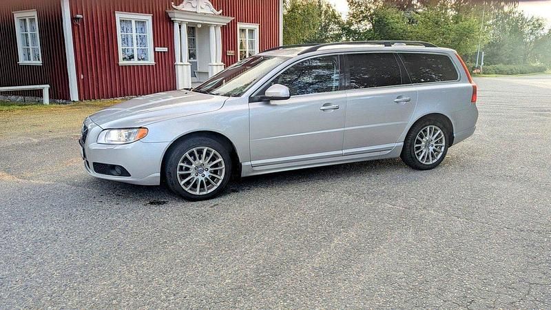 Grå Begagnad 2012 Volvo V70 Momentum Kombi | 68 000 kr (Superpris) - Bild 1/3