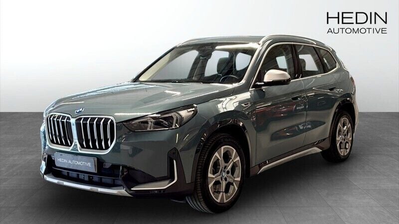 Grön (green) Begagnad 2023 BMW X1 xLine SUV | 479 700 kr (Marknadspris) - Bild 1/4