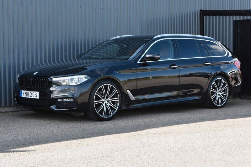 Svart Begagnad 2017 BMW 520 M Sport Kombi | 265 900 kr - Bild 1/4