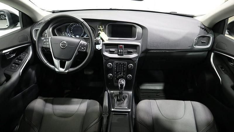 Begagnad Volvo V40 CC Momentum 152 HK (111 kW) 2018 Silver metallic Kombi