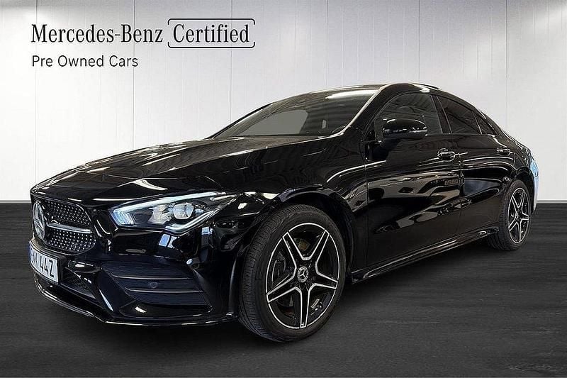 Svart Begagnad 2022 Mercedes CLA250e AMG Sedan | 379 000 kr (Marknadspris) - Bild 1/4