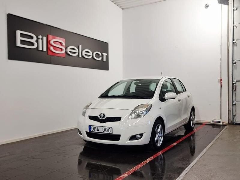 Vit Begagnad 2011 Toyota Yaris Halvkombi | 49 900 kr (Marknadspris) - Bild 1/4