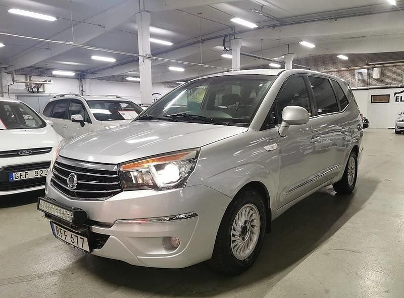 Silver Begagnad 2016 Ssangyong (KGM) Rodius Kombi | 99 900 kr - Bild 1/4