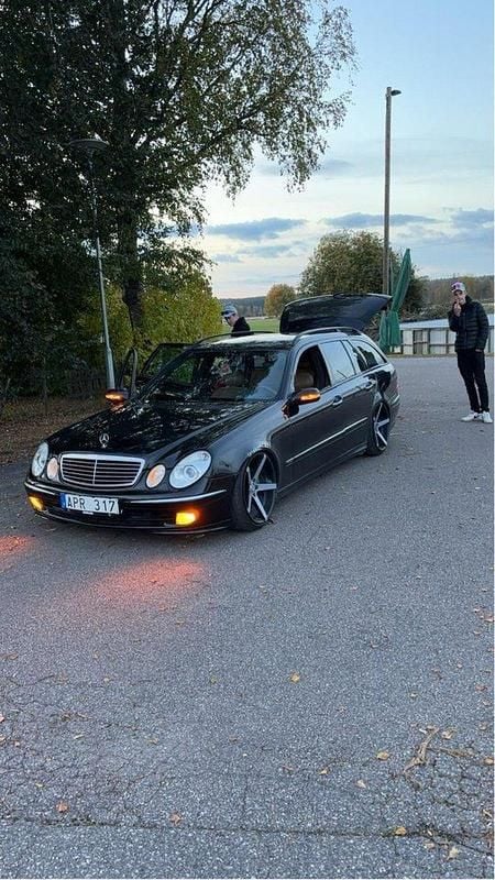 Svart Begagnad 2004 Mercedes E320 Avantgarde Kombi | 27 000 kr (Marknadspris) - Bild 1/4