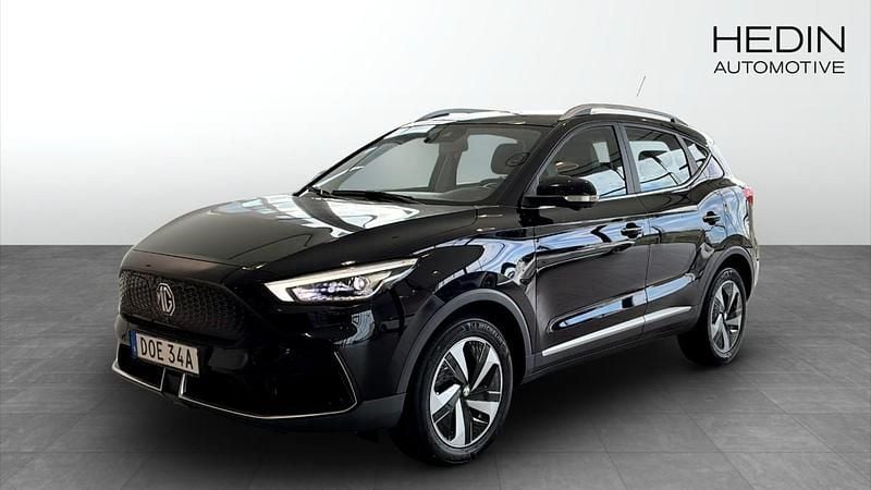 Svart (black) Begagnad 2022 MG ZS Luxury Sedan | 254 900 kr (Bra pris) - Bild 1/4