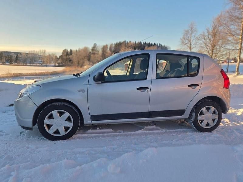 Begagnad 2011 Dacia Sandero Halvkombi | 36 000 kr (Marknadspris) - Bild 1/2