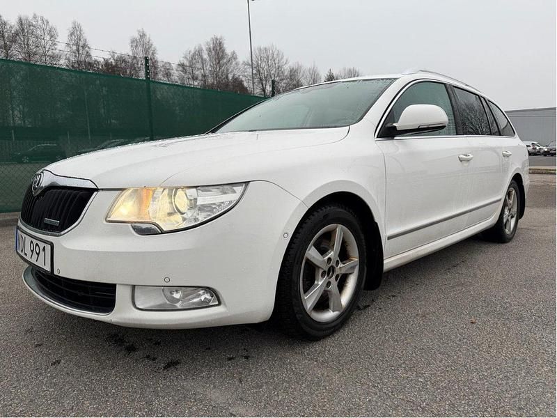 Vit Begagnad 2013 Skoda Superb Elegance Kombi | 47 000 kr (Marknadspris) - Bild 1/4