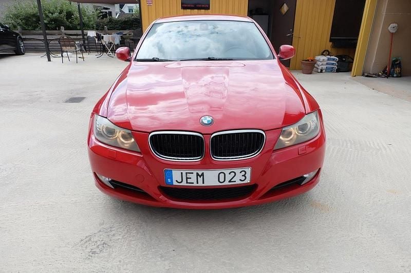 Röd Begagnad 2009 BMW 320 Comfort Edition Sedan | 64 900 kr (Bra pris) - Bild 1/4