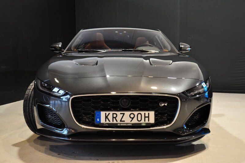 Begagnad Jaguar F-Type R 576 HK (423 kW) 2023 Grå Sportkupé