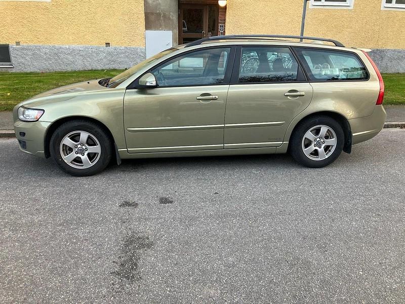 Grön Begagnad 2010 Volvo V50 Momentum Kombi | 40 000 kr (Bra pris) - Bild 1/1