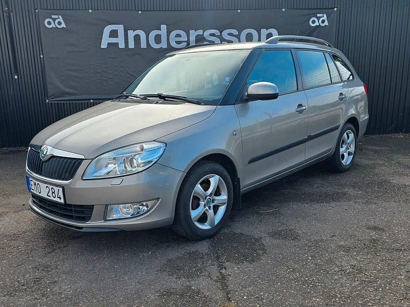 Ljusbrun (brun) Begagnad 2013 Skoda Fabia Elegance Halvkombi | 51 900 kr (Marknadspris) - Bild 1/4