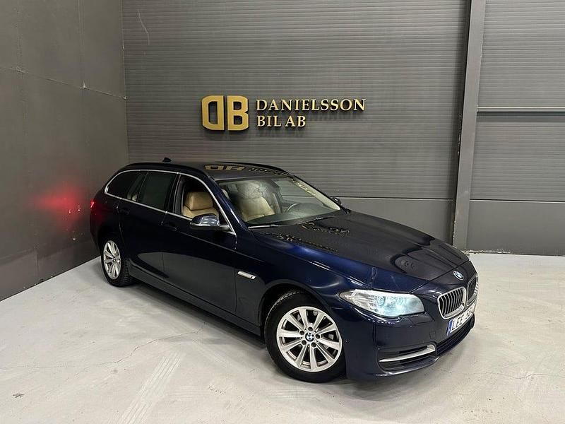 Blå Begagnad 2014 BMW 520 Kombi | 94 800 kr (Marknadspris) - Bild 1/4