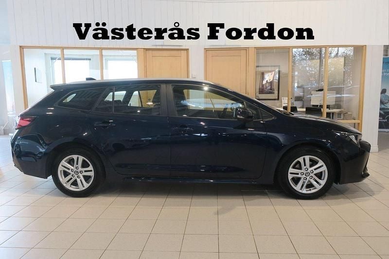 Mörkblå (blå) Begagnad 2022 Toyota Corolla Active Kombi | 227 900 kr (Marknadspris) - Bild 1/4