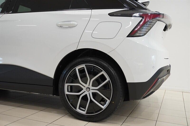 Begagnad MG MG4 EV Luxury 150 kW (204 HK) 2023 Vit Halvkombi