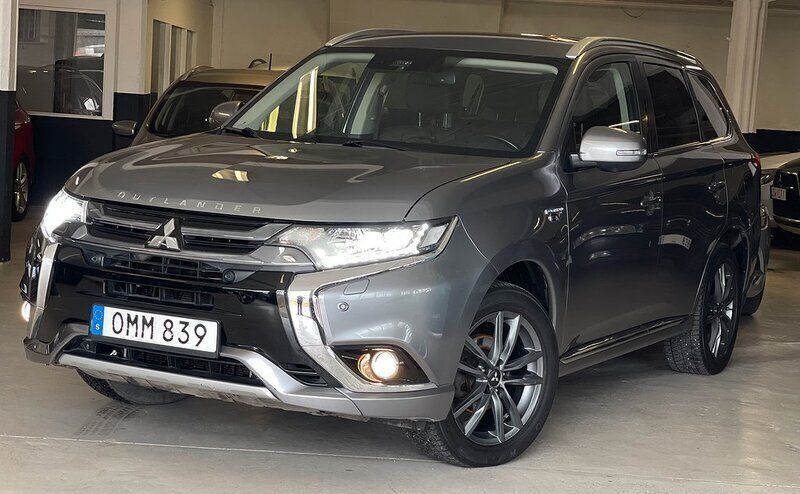 Grå Begagnad 2017 Mitsubishi Outlander P-HEV SUV | 199 900 kr (Bra pris) - Bild 1/4
