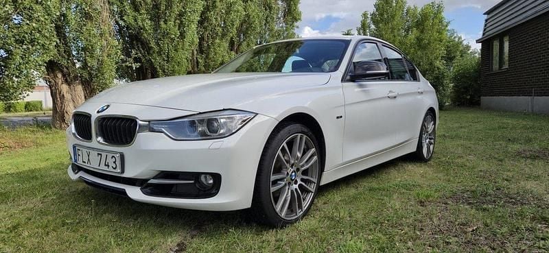 Vit Begagnad 2012 BMW 320 Sport Line Sedan | 104 900 kr (Bra pris) - Bild 1/4