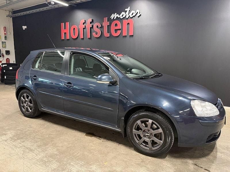 Mörkblå Begagnad 2008 VW Golf VI Trendline Halvkombi | 34 900 kr (Marknadspris) - Bild 1/4