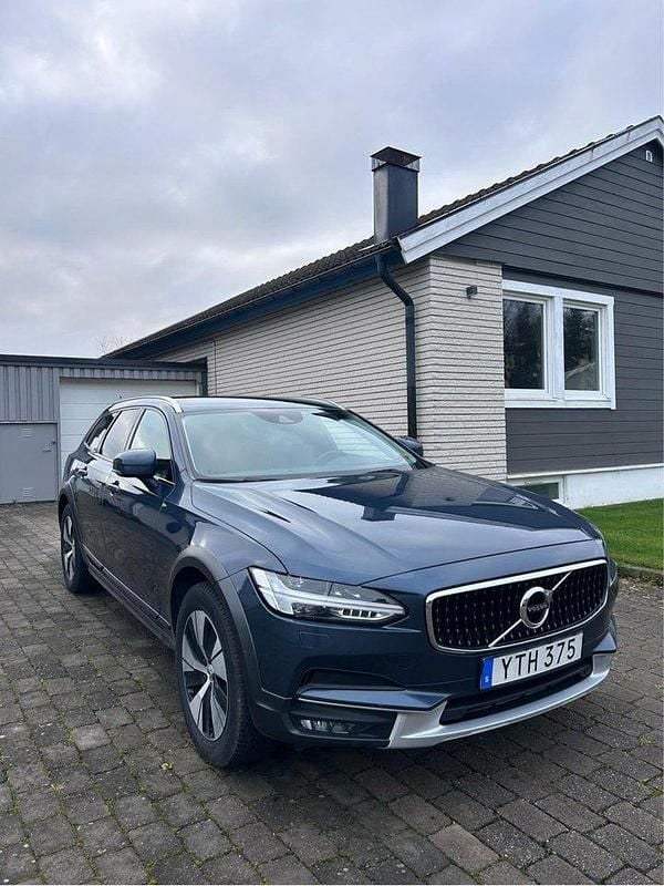 Blå Begagnad 2019 Volvo V90 CC Momentum Kombi | 225 000 kr (Bra pris) - Bild 1/4