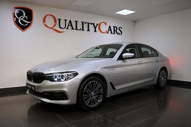 Silver Begagnad 2020 BMW 530e iPerformance Sedan | 284 000 kr (Superpris) - Bild 1/4