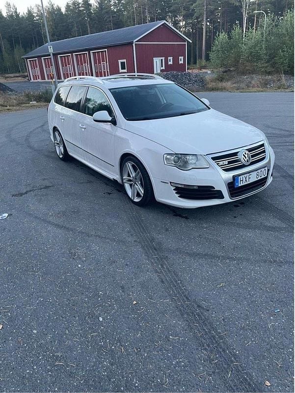 Vit Begagnad 2009 VW Passat R Kombi | 99 900 kr - Bild 1/4