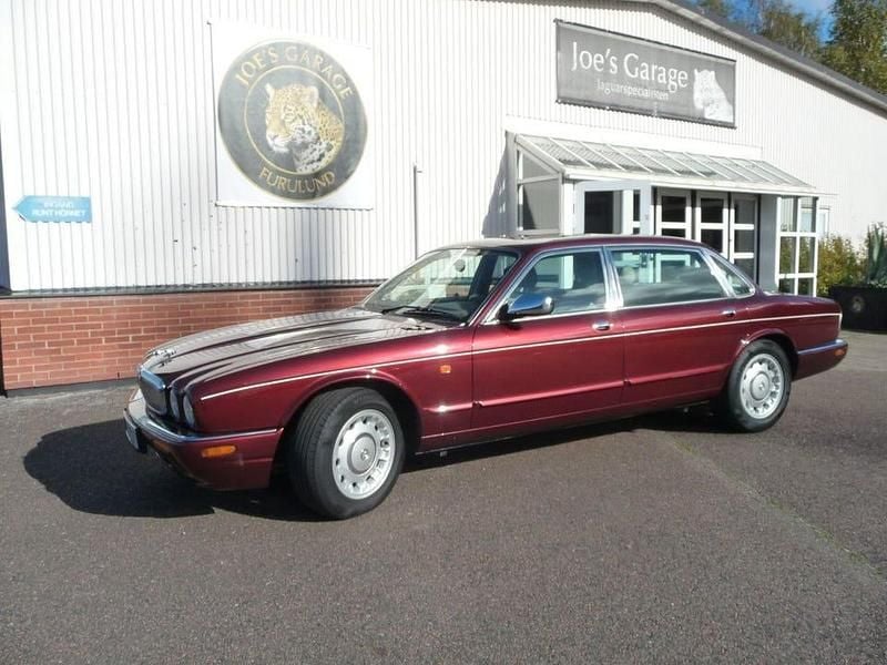 Mörkröd Begagnad 1999 Jaguar XJ Sedan | 199 000 kr - Bild 1/4