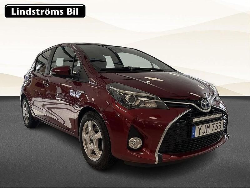 Begagnad Toyota Yaris Hybrid Active 102 HK (75 kW) 2016 Röd Halvkombi