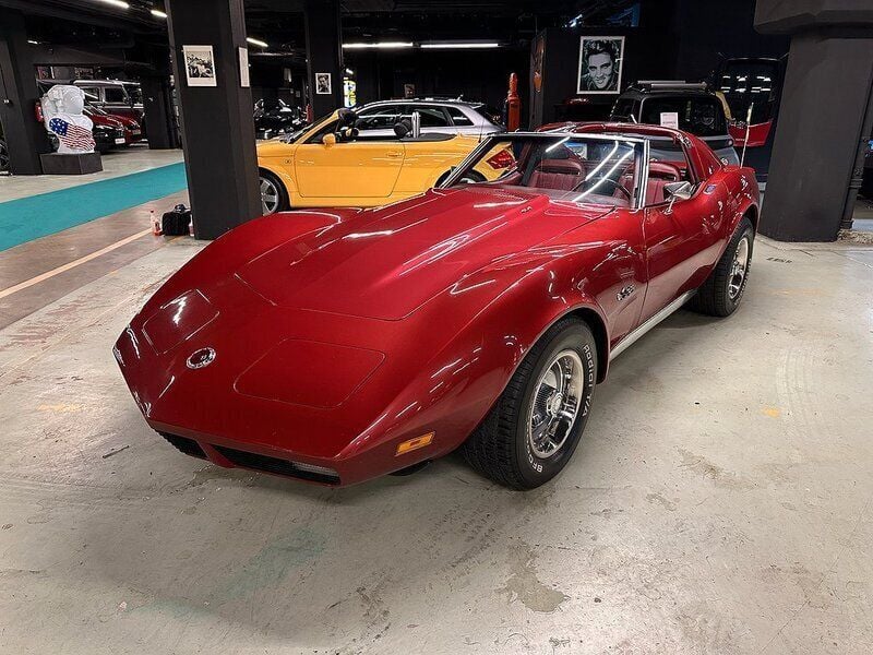 Mörkröd Begagnad 1974 Chevrolet Corvette Stingray | 325 000 kr - Bild 1/4