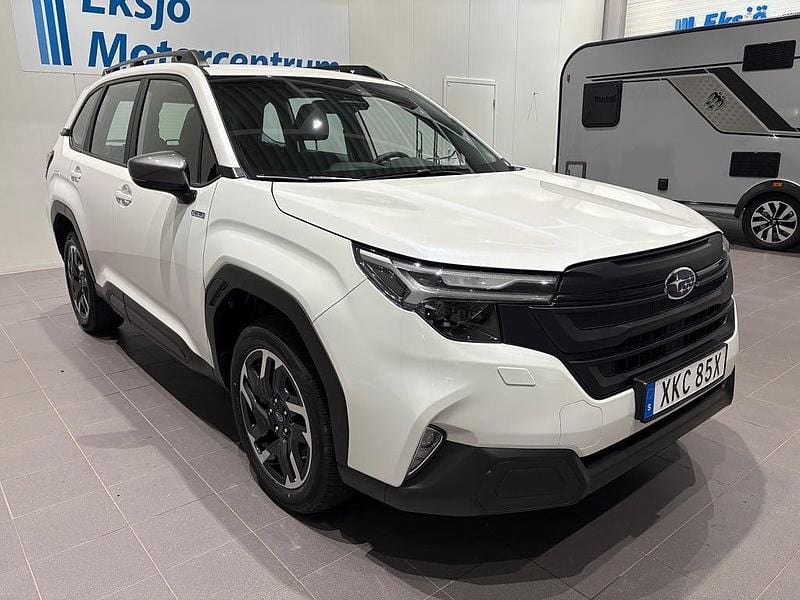 Vit Ny 2025 Subaru Forester SUV | 399 900 kr (Bra pris) - Bild 1/4