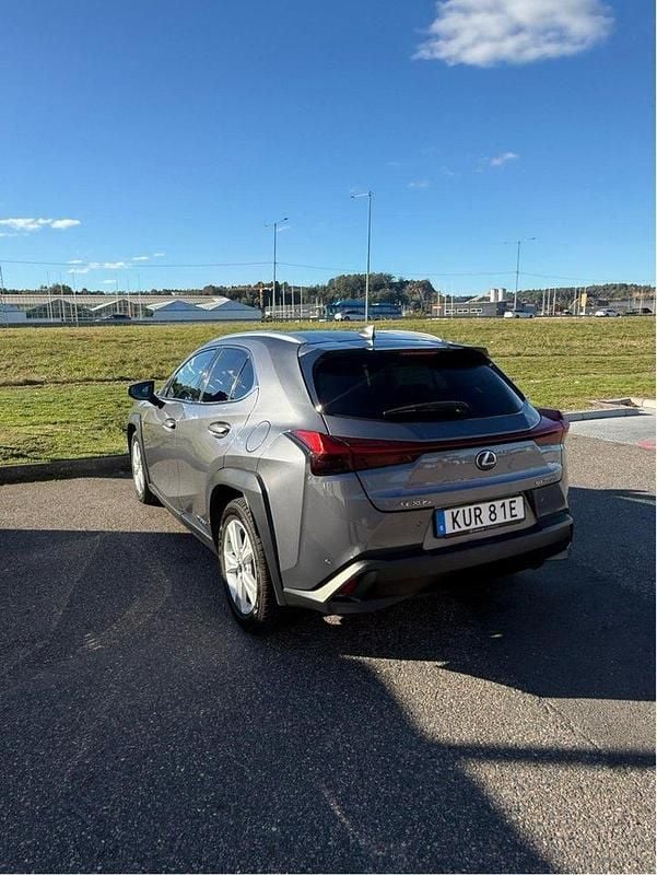 Grå Begagnad 2020 Lexus UX 250h E-FOUR SUV | 165 990 kr - Bild 1/4