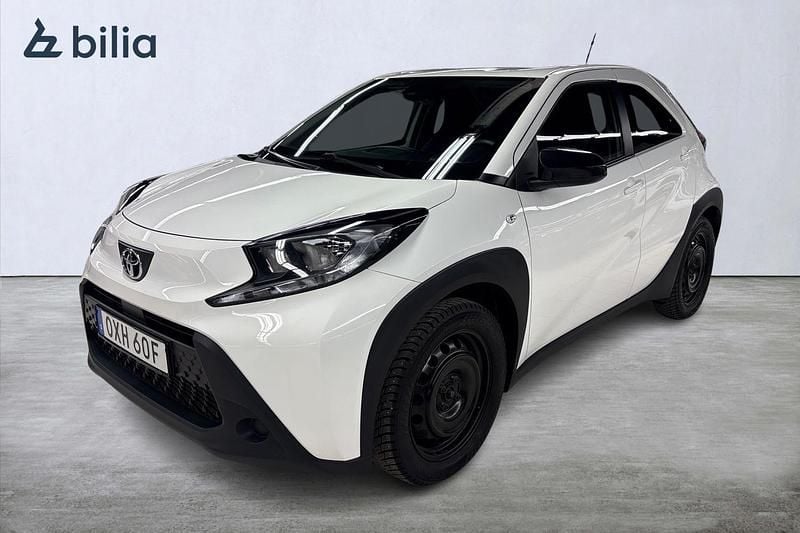 Vit Begagnad 2022 Toyota Aygo X Play SUV | 169 900 kr (Marknadspris) - Bild 1/3