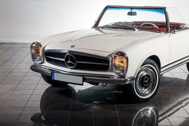 Begagnad Mercedes 230 170 HK (125 kW) 1966 Vit Cab