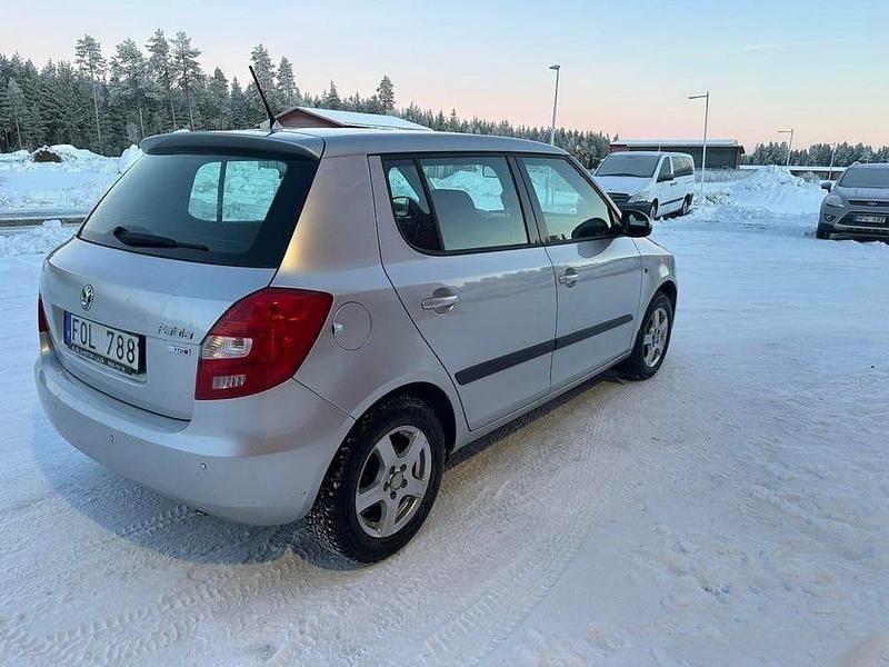 Begagnad Skoda Fabia Elegance 90 HK (66 kW) 2012 Silver