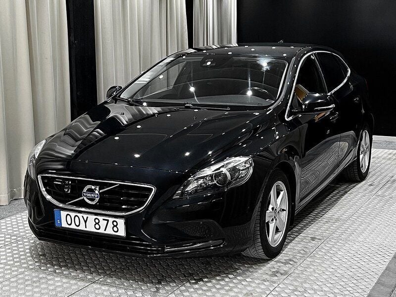 Svart Begagnad 2015 Volvo V40 Momentum Kombi | 148 900 kr (Marknadspris) - Bild 1/4