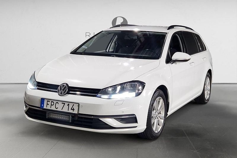 Vit Begagnad 2018 VW Golf VII Kombi | 99 900 kr (Bra pris) - Bild 1/3