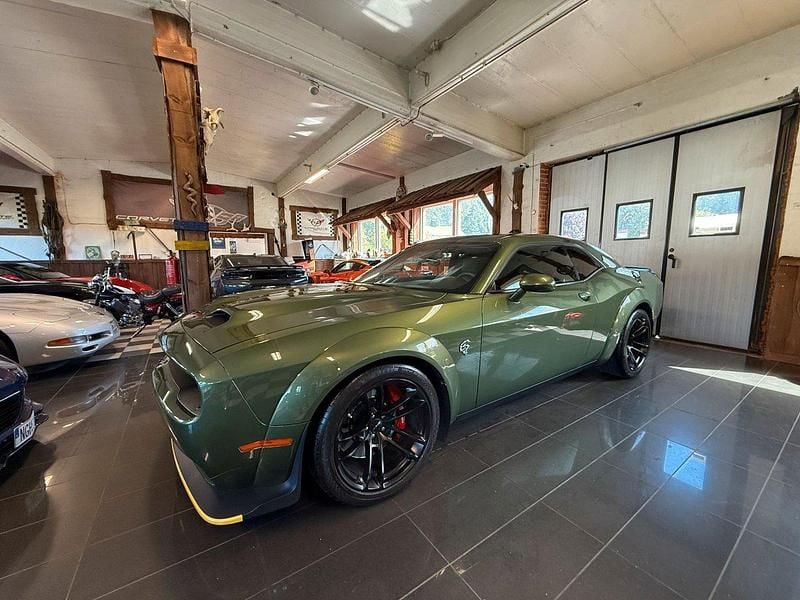 Mörkgrön (grön) Begagnad 2020 Dodge Challenger Sportkupé | 949 000 kr - Bild 1/4