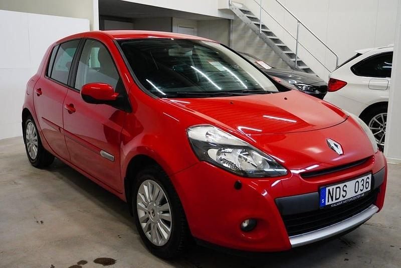 Begagnad Renault Clio IV 88 HK (64 kW) 2012 Röd Halvkombi