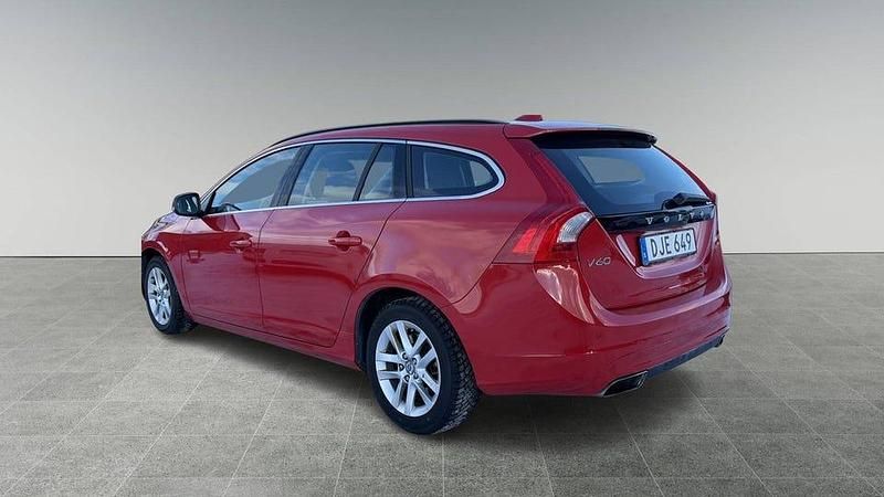 Begagnad Volvo V60 Momentum 184 HK (135 kW) 2014 Röd Kombi