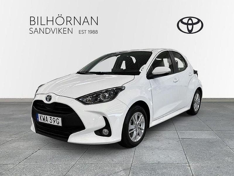 Vit Begagnad 2023 Toyota Yaris Hybrid Active Halvkombi | 249 900 kr (Lite dyr) - Bild 1/4